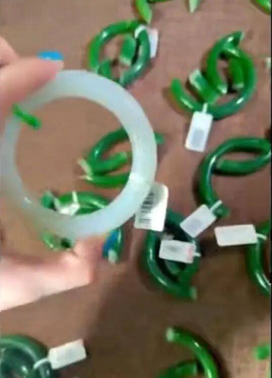 苏州一20岁店员不小心摔碎一盒玉镯损失百万<strong></p>
<p>币安网站</strong>,老板未要赔偿安慰小伙别有压力