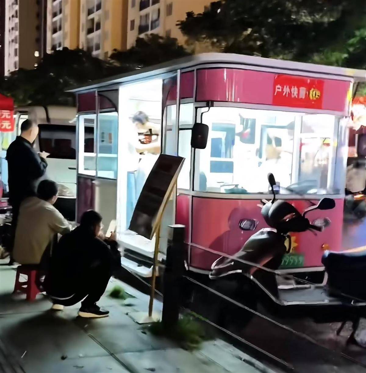 昆明现“理发摊一条街”<strong></p>
<p>币安binance</strong>,几十米内扎堆营业快剪价格均10元,目击者:这复制能力太强了