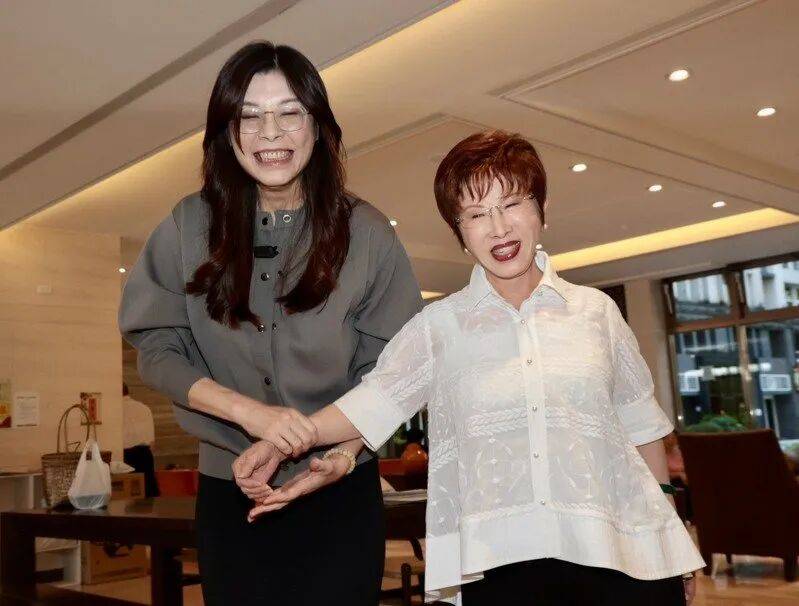 到底支持谁当党主席?当着郑丽文的面<strong></p>
<p>币安binance</strong>,洪秀柱说出了自己的答案