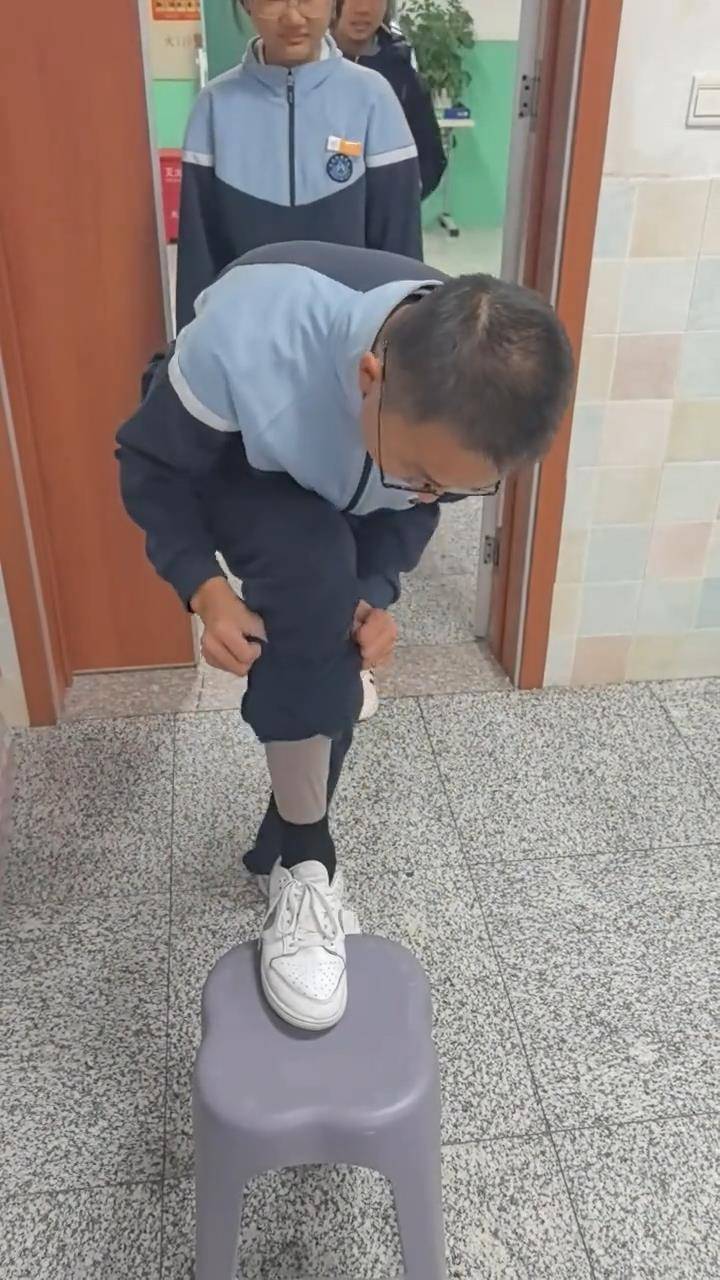 长春一班主任课前让学生排队受检“是否穿秋裤”<strong></p>
<p>币安智能链</strong>，网友点赞：以后你会感谢老师