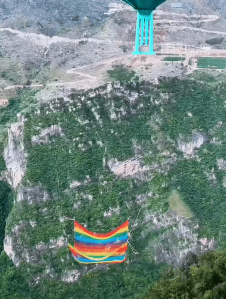 贵州花江峡谷大桥无绳蹦极引热议<strong></p>
<p>币安智能链</strong>，工作人员：20-50米高度自选，下方有160㎡安全网接住