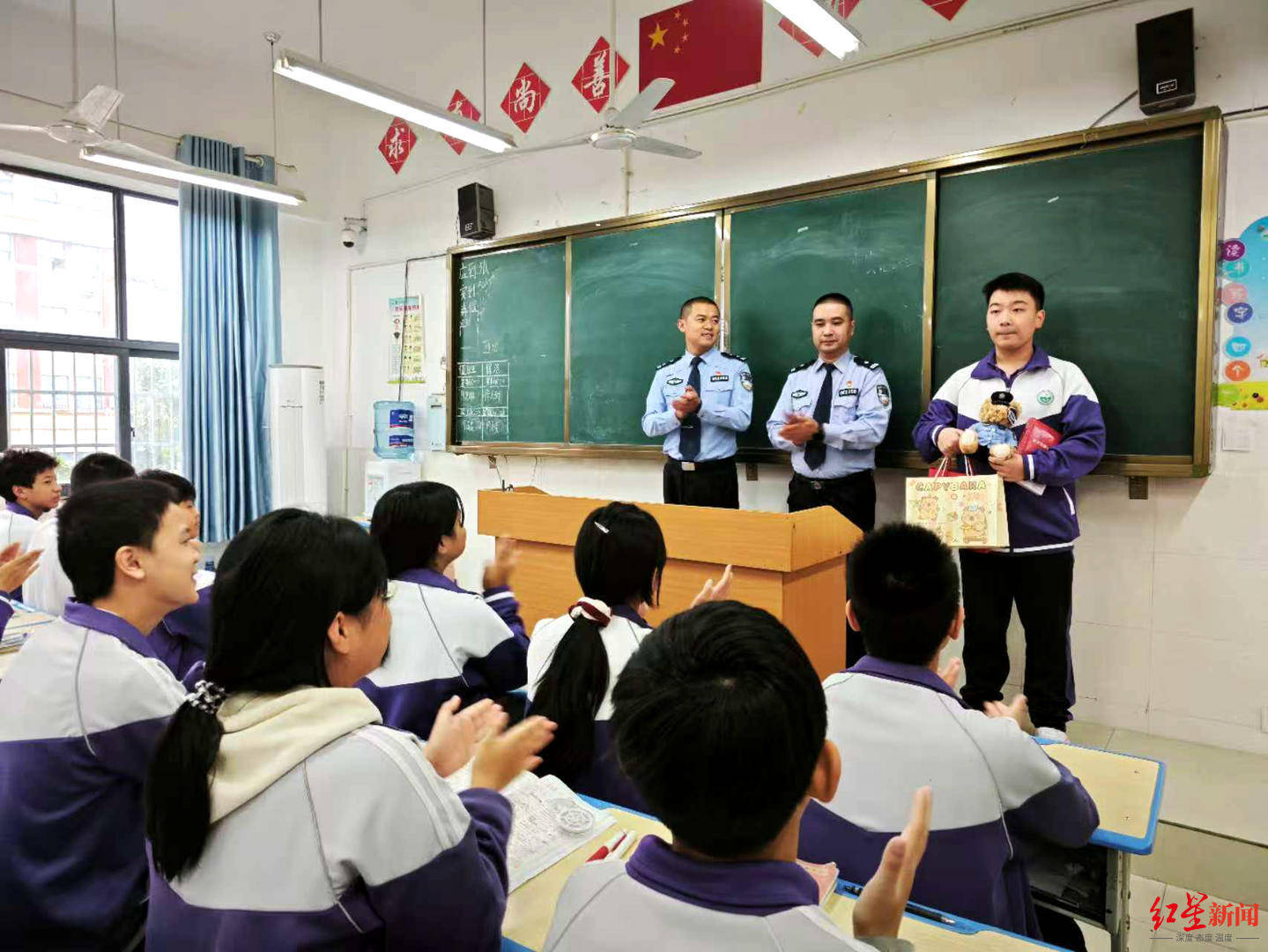 初二男生捡到1.4万余元现金<strong></p>
<p>币安官方</strong>,淡定拍视频后报警物归失主,民警送“奖”到校园