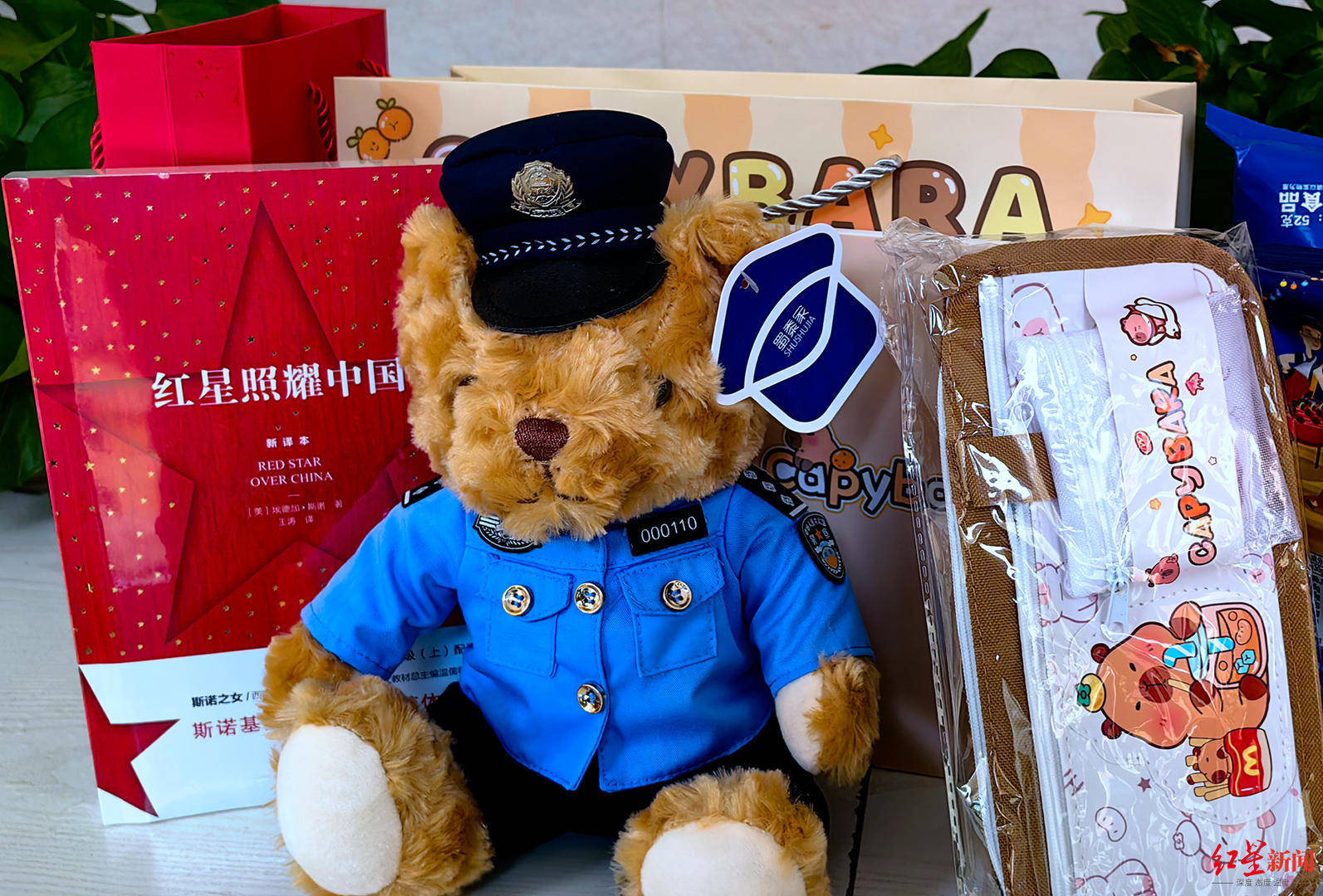 初二男生捡到1.4万余元现金<strong></p>
<p>币安官方</strong>,淡定拍视频后报警物归失主,民警送“奖”到校园