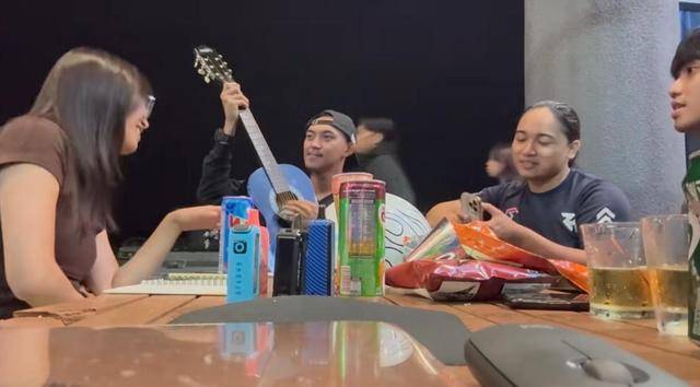 上海女生国外丢失手机<strong></p>
<p>币安官方</strong>,找回后发现多了两段视频,网友:结局意想不到……