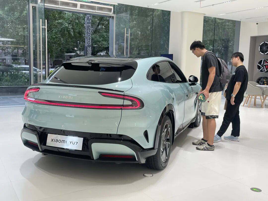 车轮飞滚十余米!武汉小米SU7断轴撞护栏<strong></p>
<p>币安官方</strong>,一月内两起脱落事故,官方回应仍含糊