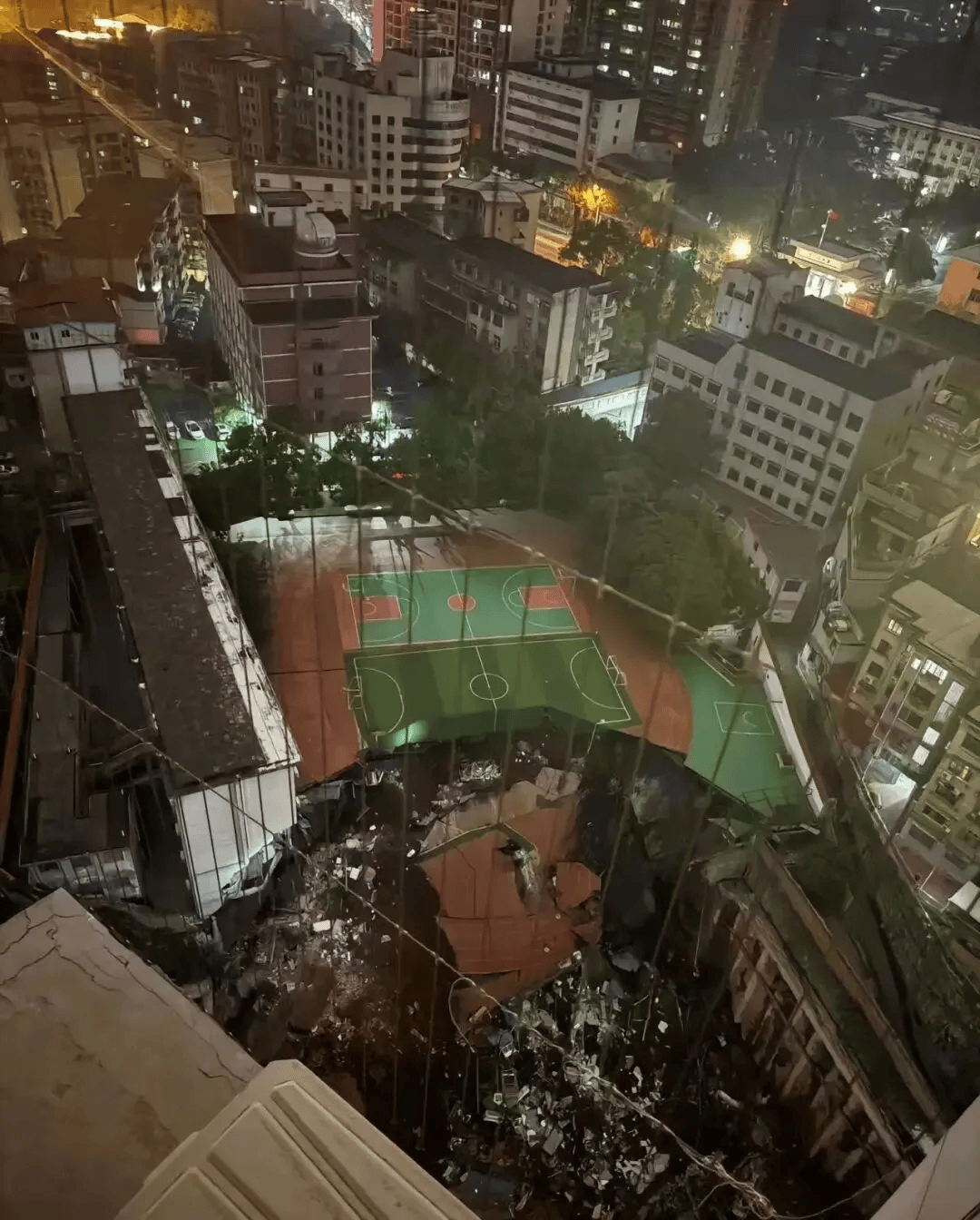 近4000人小学突发坍塌形成巨大坑洞<strong></p>
<p>币安官方</strong>，操场塌下去一半，“还好发生在夜里”