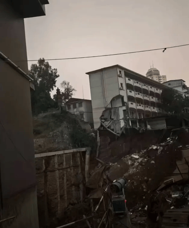 近4000人小学突发坍塌形成巨大坑洞<strong></p>
<p>币安官方</strong>，操场塌下去一半，“还好发生在夜里”