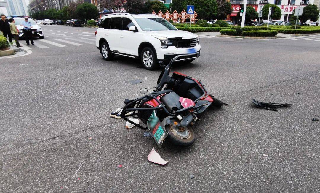 湖南湘潭一女生骑车闯红灯<strong></p>
<p>币安官方网站</strong>,骨折、肝破裂…