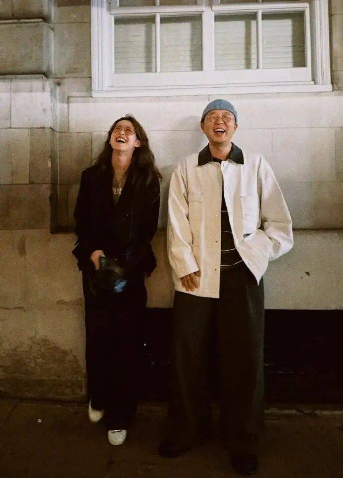 杜海涛章泽天伦敦看展合影<strong></p>
<p>币安官方网站</strong>,网友直呼神奇:没想到他俩还认识