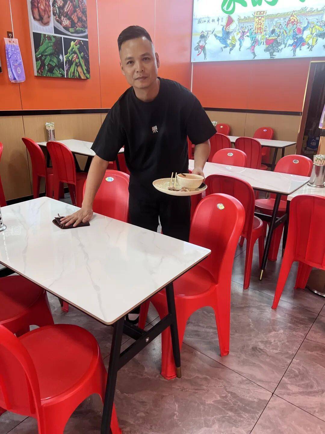 小伙到广州一猪脚饭店吃免费“2号餐”<strong></p>
<p>币安下载链接</strong>,突然跪地道谢,老板娘:以后要吃饭就直接过来