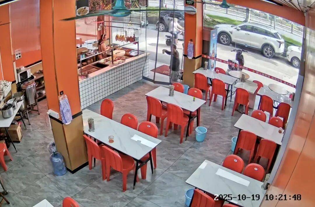 小伙到广州一猪脚饭店吃免费“2号餐”<strong></p>
<p>币安下载链接</strong>,突然跪地道谢,老板娘:以后要吃饭就直接过来