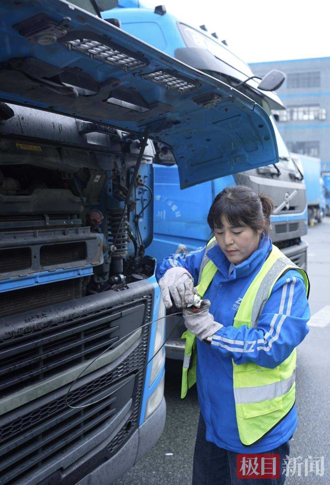 湖北90后姑娘驾驭21米重卡货车<strong></p>
<p>币安下载链接</strong>,3年多行驶里程相当于绕地球约10圈,始终保持零事故