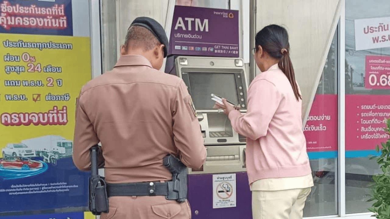 泰国女子在ATM机取钱<strong></p>
<p>下载币安</strong>,取款口突然窜出一条蛇