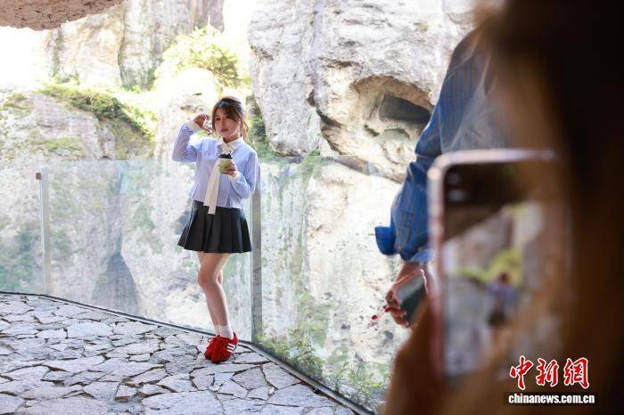 浙江温州乐清雁荡山：悬崖咖啡助力传统景区焕新出圈
