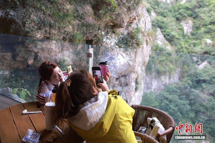 浙江温州乐清雁荡山：悬崖咖啡助力传统景区焕新出圈