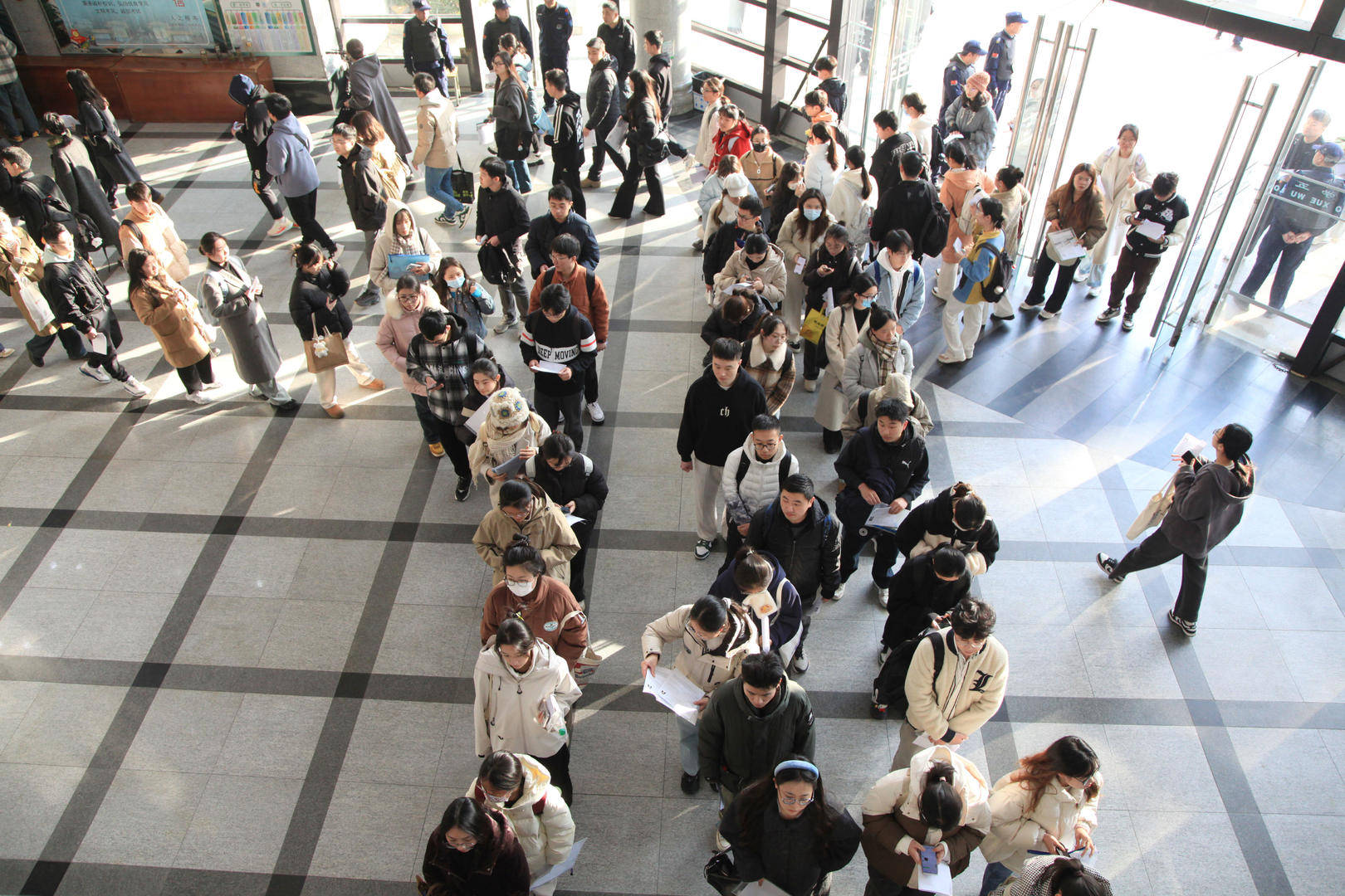 打破“35岁门槛”的首次国考：报名人数超350万创新高<strong></p>
<p>下载币安</strong>，前十岗位3个为税务系统