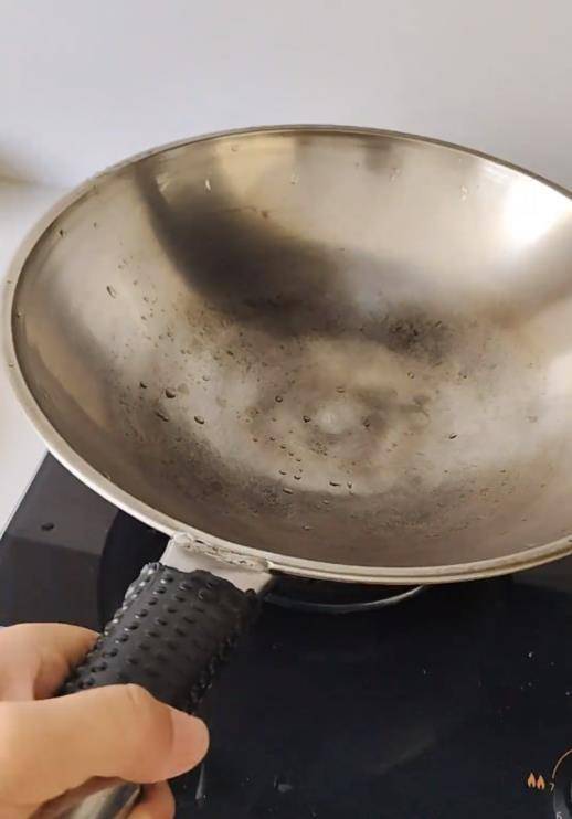 铁锅用了二三十年仍不粘不锈<strong></p>
<p>币安合约</strong>,女子在线寻厂家想“再买一个”,厂家称已停产