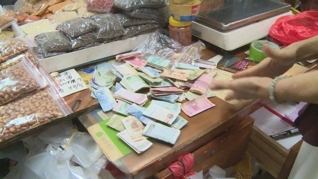 广东一男子两三年持续往批发店无故扔钱<strong></p>
<p>币安合约</strong>,店主:每次他都不承认,还钱还把钱送回来