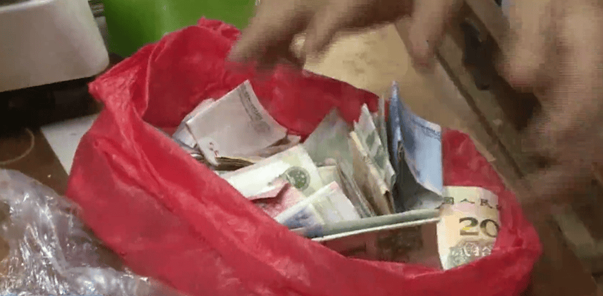 广东一男子两三年持续往批发店无故扔钱<strong></p>
<p>币安合约</strong>,店主:每次他都不承认,还钱还把钱送回来