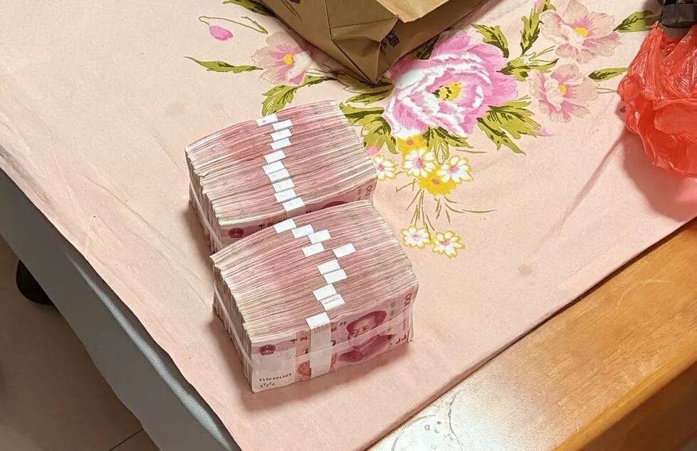 女子紧攥20万现金大哭:我自己的钱<strong></p>
<p>币安合约</strong>,还不能自由支配?