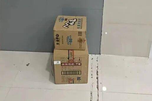 临沂俩小伙偷摸去派出所门口放下<strong></p>
<p>ERC20</strong>了…