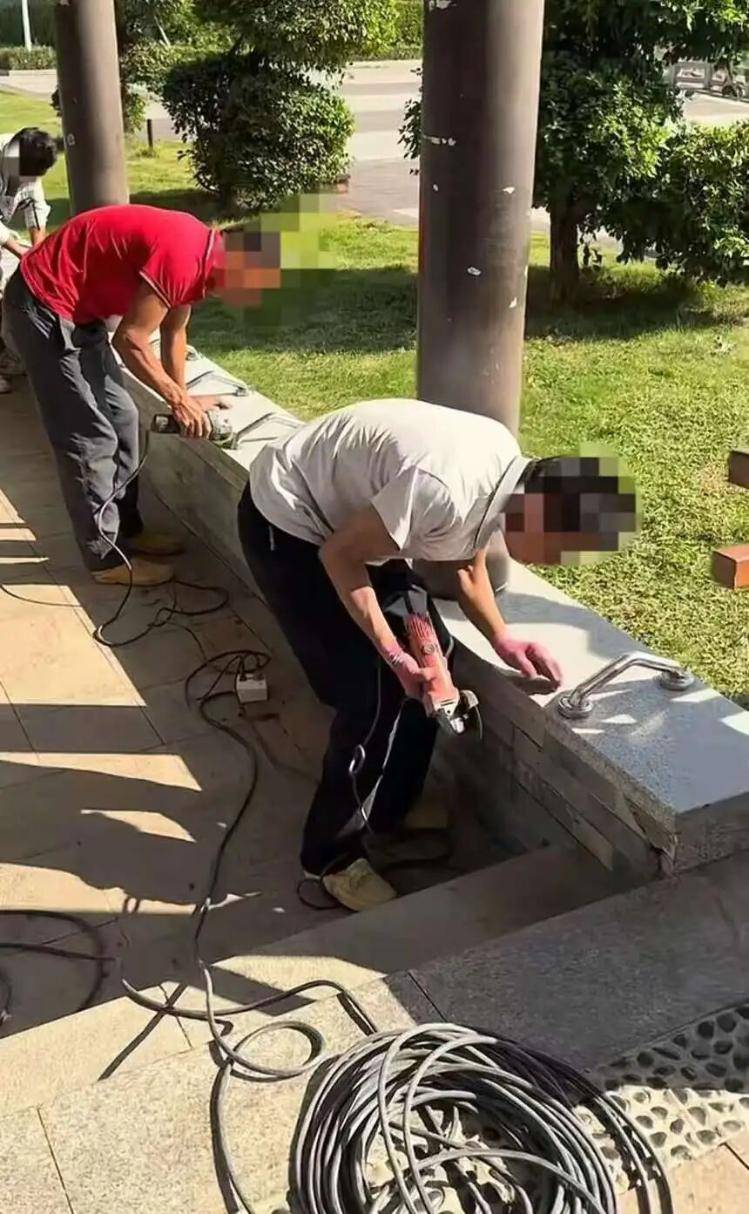 未装时有人不文明躺卧，装上后被质疑不友好，东莞回应“公园座椅防躺卧装置装了又拆”