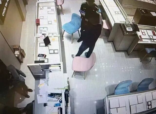 股市套现170万元后<strong></p>
<p>SHIB价格</strong>，杭州男子豪购300克金条！老板当场报警……