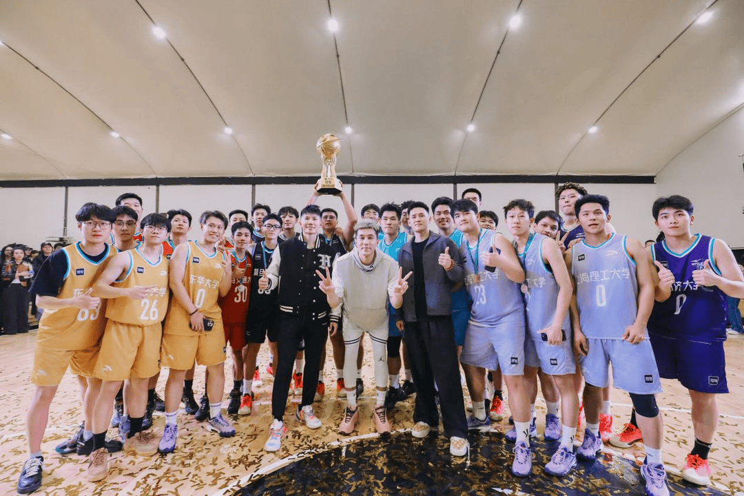 复旦、交大、同济等八大高校集结<strong></p>
<p>SHIB价格</strong>，得物App“新生杯”篮球赛首战上海