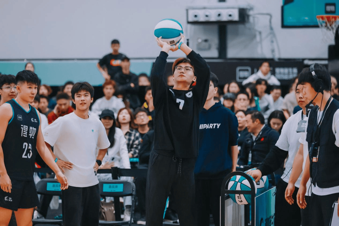 复旦、交大、同济等八大高校集结<strong></p>
<p>SHIB价格</strong>，得物App“新生杯”篮球赛首战上海