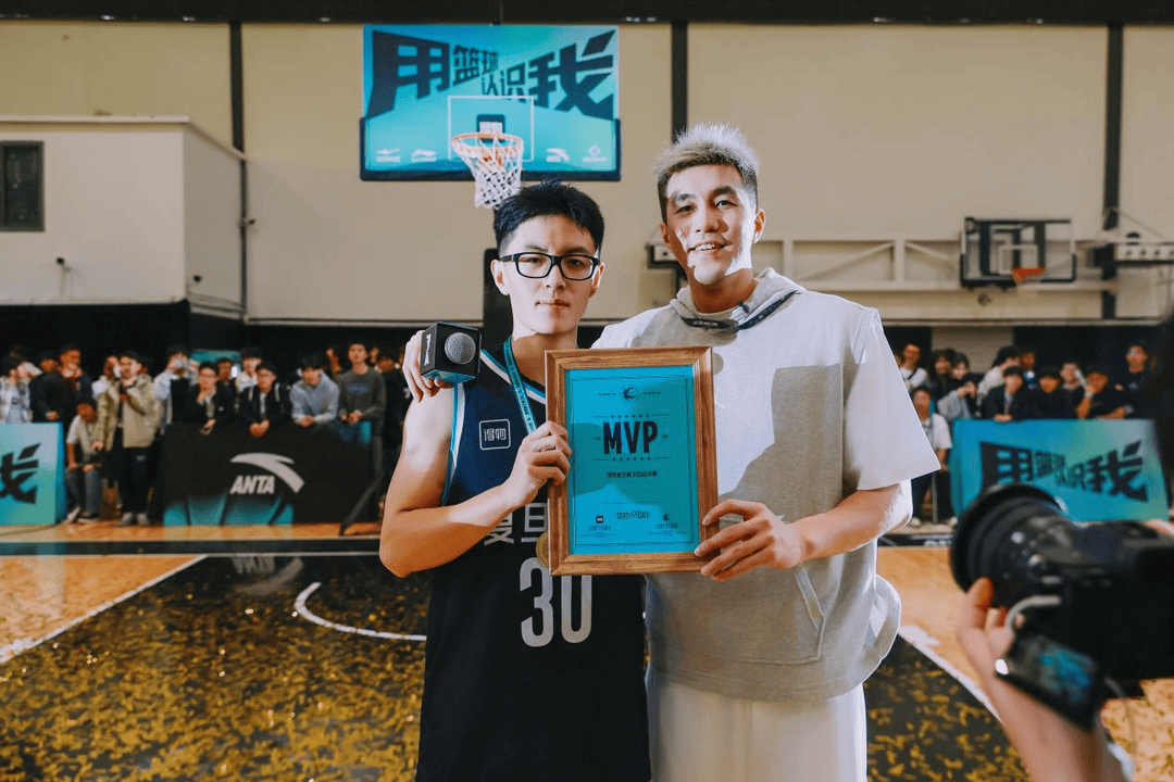 复旦、交大、同济等八大高校集结<strong></p>
<p>SHIB价格</strong>，得物App“新生杯”篮球赛首战上海