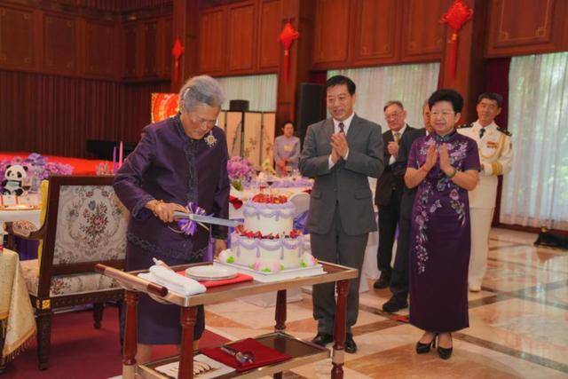 连续有两位国王访华<strong></p>
<p>SHIB价格</strong>,其中一位是建交以来首访,证明了什么?