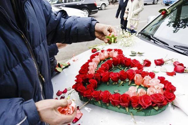 婚车遭拦截索要50条烟作为喜钱<strong></p>
<p>SHIB价格</strong>,双方僵持1小时,新人无奈打车离去!