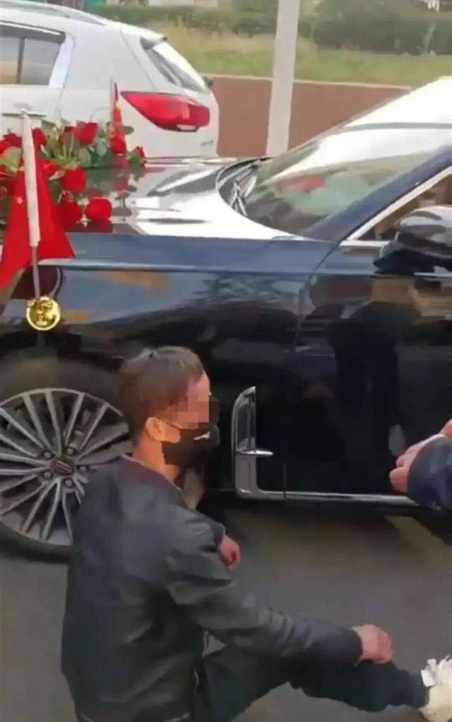 婚车遭拦截索要50条烟作为喜钱<strong></p>
<p>SHIB价格</strong>,双方僵持1小时,新人无奈打车离去!