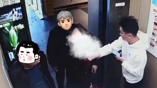 大叔叼着烟进电梯<strong></p>
<p>比特网</strong>，小伙果断出手！网友点赞