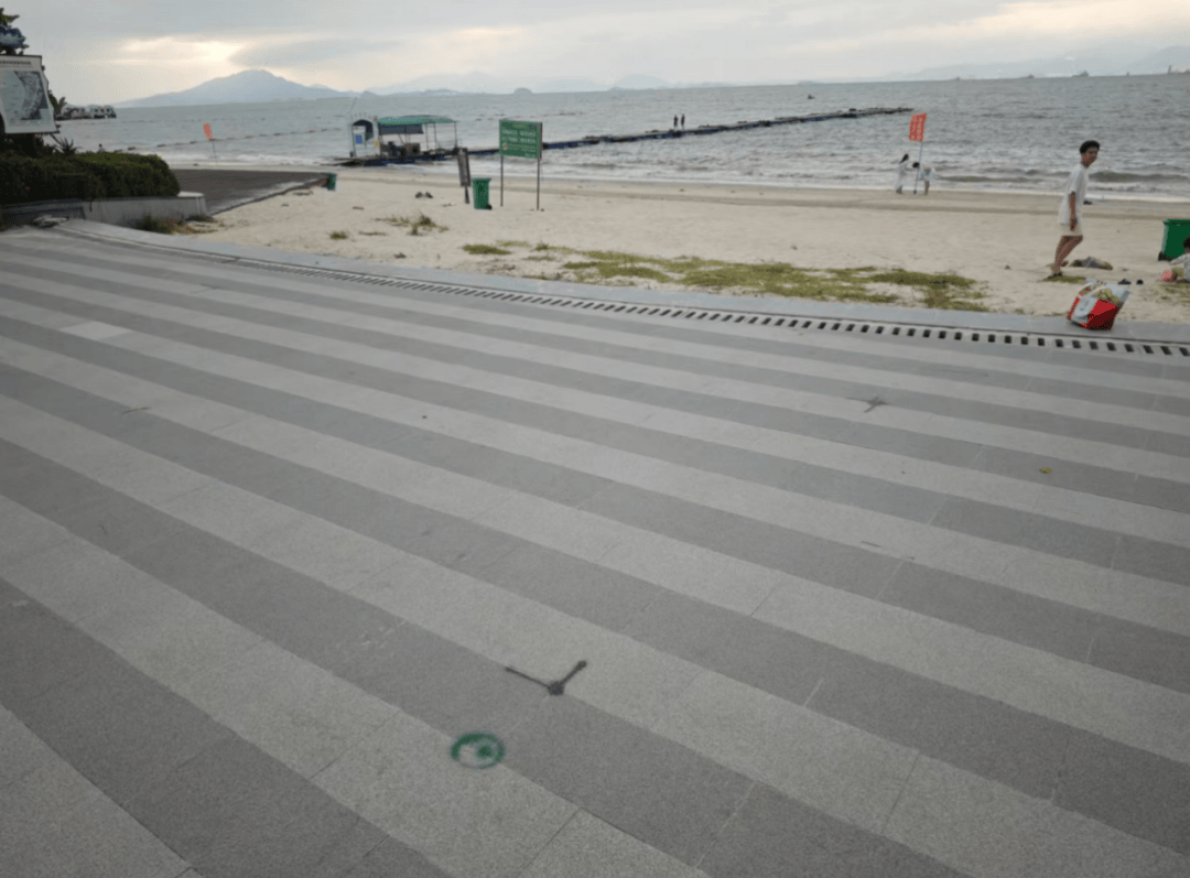 单价1.6万元买的海景房<strong></p>
<p>比特网</strong>,如今二手房仅6000多元!开发商改造道路遭业主强烈反对:散步时景观视野将受明显影响