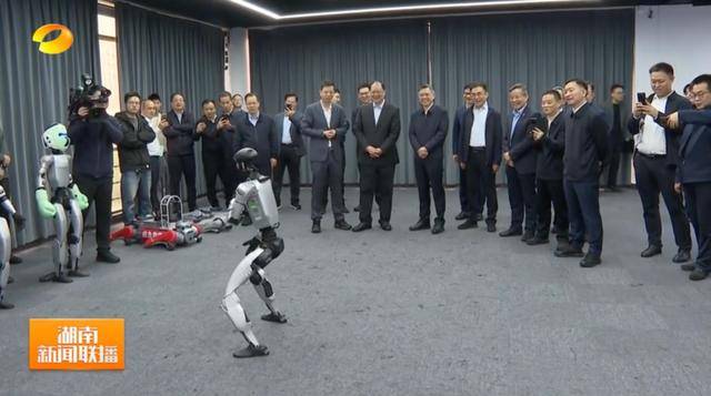 湖南省省长、浙江省省长<strong></p>
<p>比特网</strong>，一同观看机器人表演