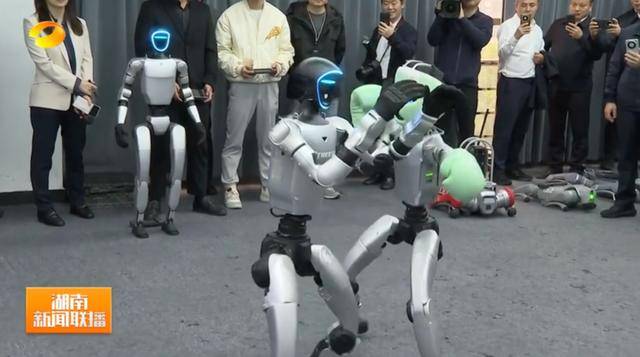 湖南省省长、浙江省省长<strong></p>
<p>比特网</strong>，一同观看机器人表演