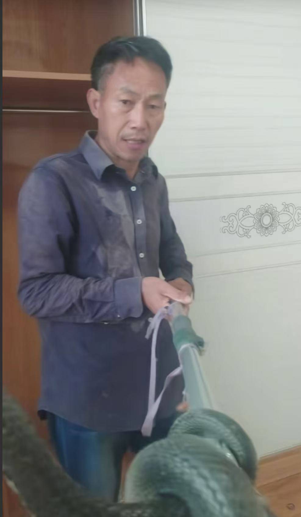 “蛇被我甩开了<strong></p>
<p>LUNA币最新消息</strong>,没完全注射毒液”,湖南直播抓蛇被咬伤网红被警方拘留后发声道歉