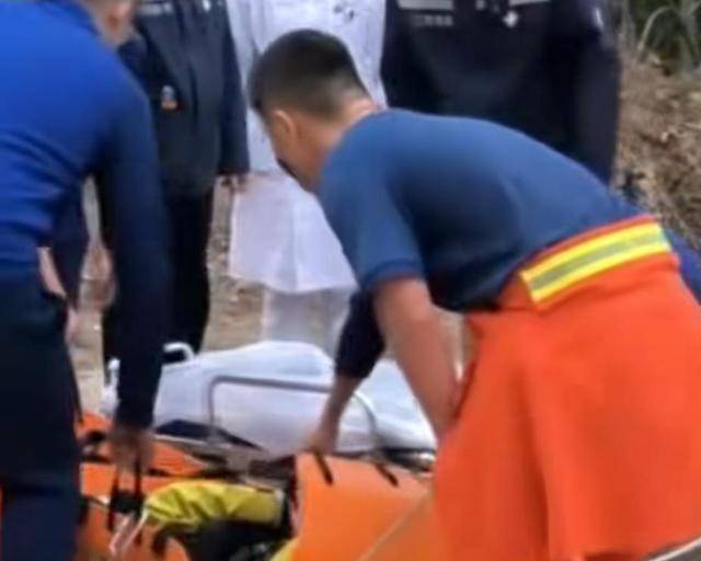 “我来个跳的”!女驴友不慎摔下巨石<strong></p>
<p>IOST</strong>,目击者:粉碎性骨折