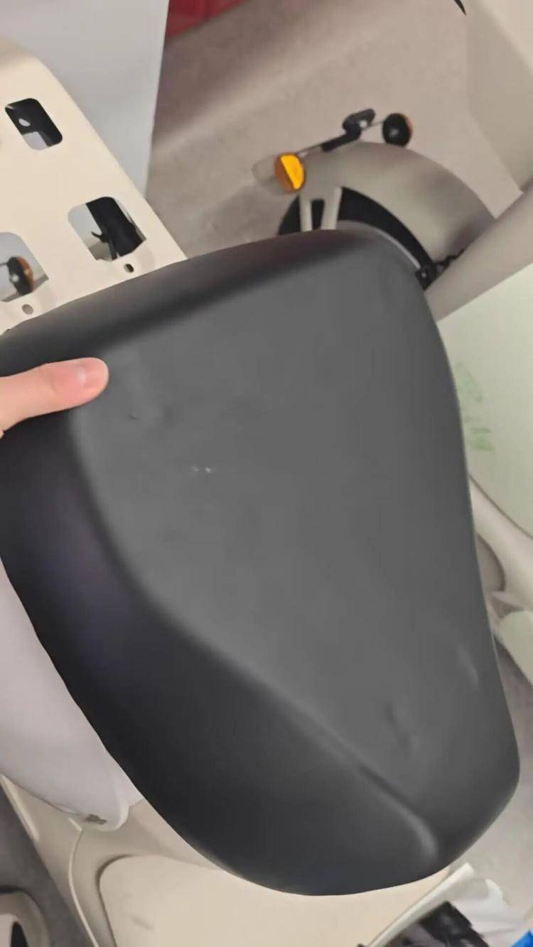 冬天冻屁股夏天烫屁股？台铃电动车疑用“金属坐垫”引热议