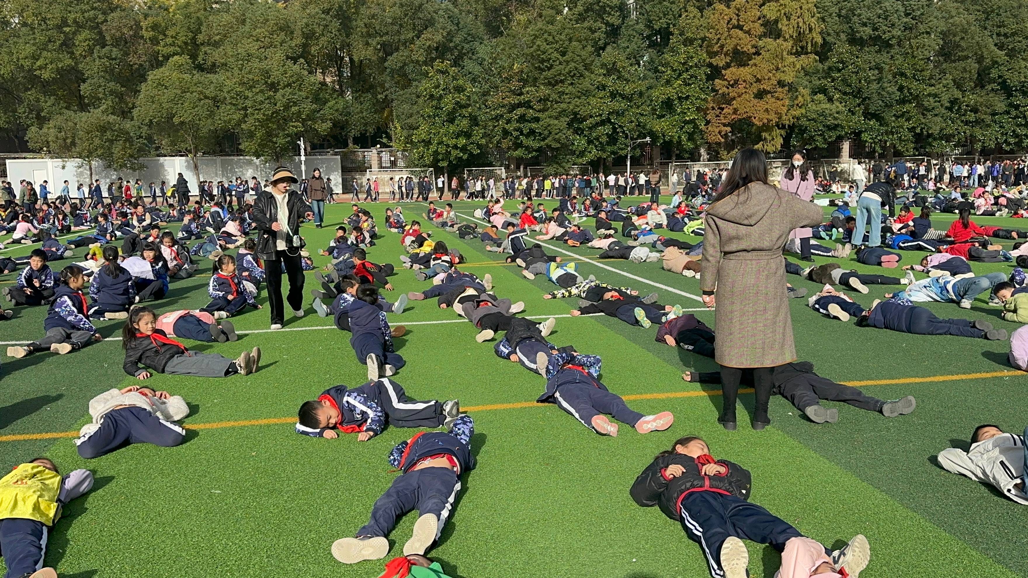 武汉一学校大课间秒变大型“晒娃”现场<strong></p>
<p>中国比特币</strong>,1700名学生乐得在操场上打滚,乐在其中