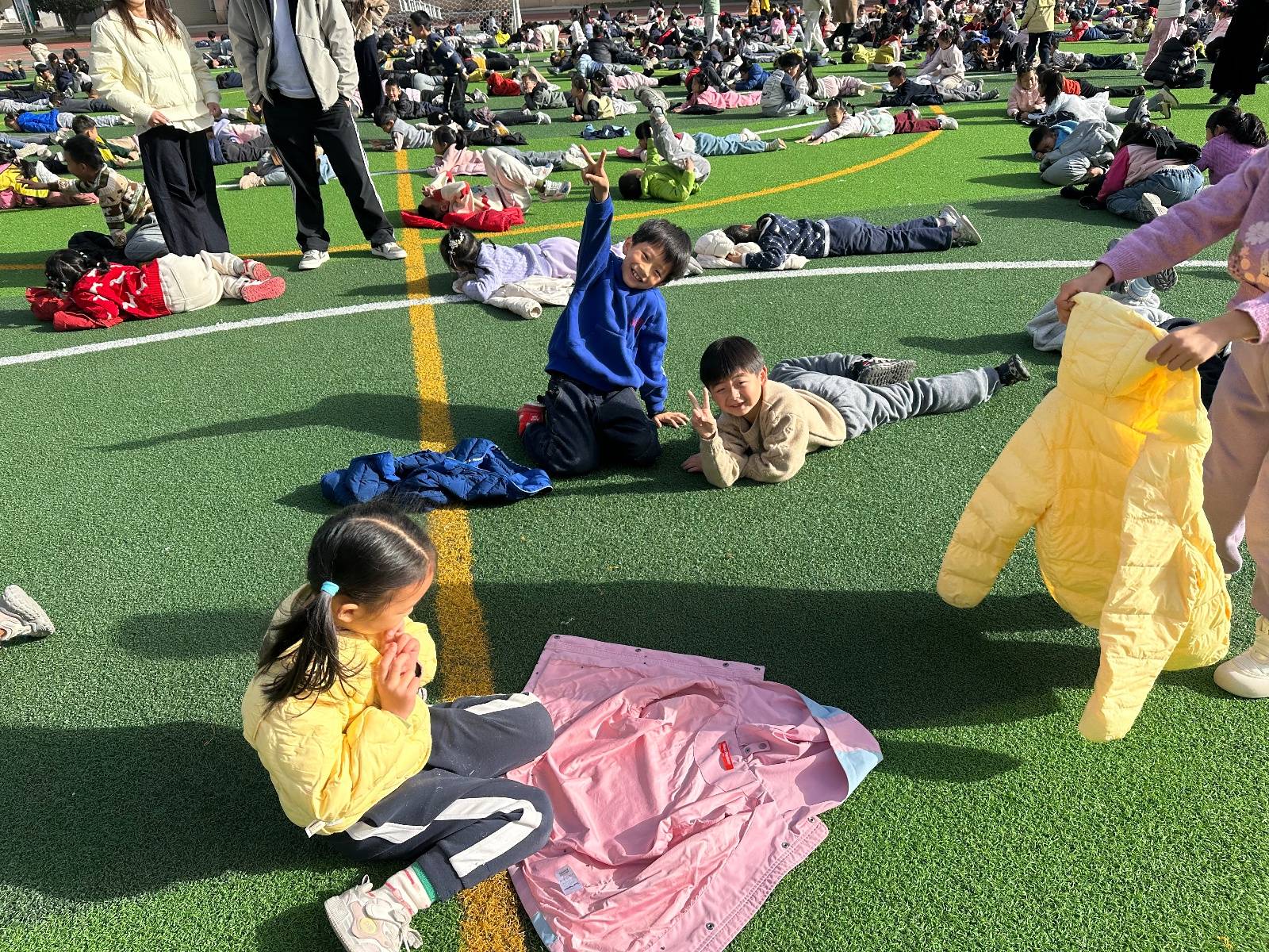 武汉一学校大课间秒变大型“晒娃”现场<strong></p>
<p>中国比特币</strong>,1700名学生乐得在操场上打滚,乐在其中