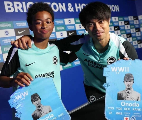 日本球员持“日本最后兵”照片合影<strong></p>
<p>鱿鱼币</strong>,英超球队致歉