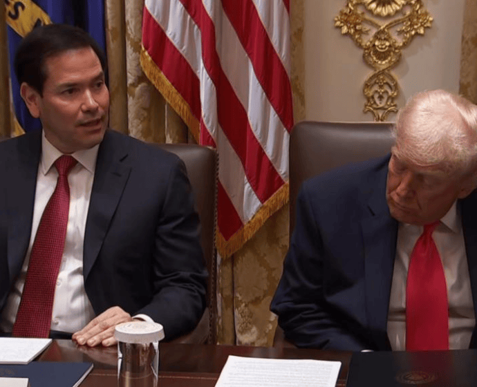 特朗普开会睡着?在国务卿鲁比奥发言时一度双眼紧闭,白宫回应:总统“全程专注聆听”