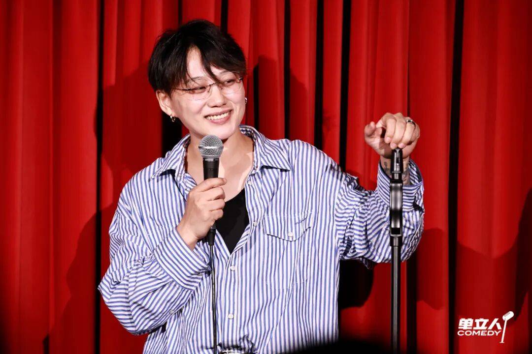 20年前落选的“东北超女”,用黑历史段子杀回来了