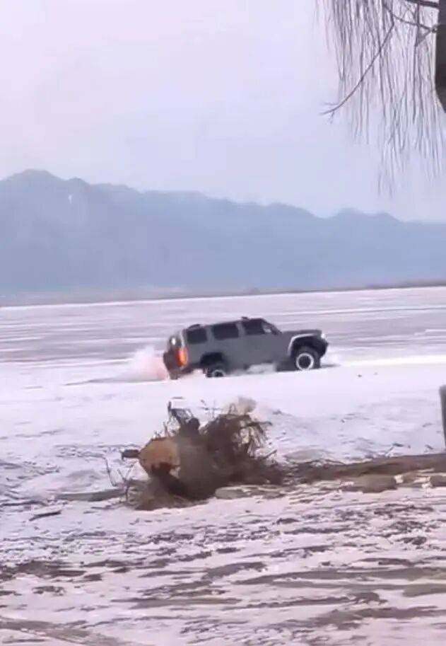 河北一越野车在水库冰面练漂移<strong></p>
<p>ZB.COM</strong>,冰层突然破裂,车轮落水被冻6小时,找来吊车深夜将车吊出