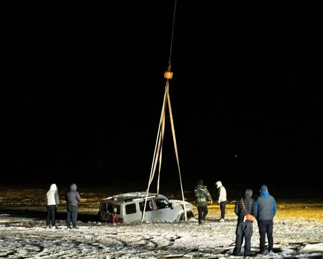 河北一越野车在水库冰面练漂移<strong></p>
<p>ZB.COM</strong>,冰层突然破裂,车轮落水被冻6小时,找来吊车深夜将车吊出
