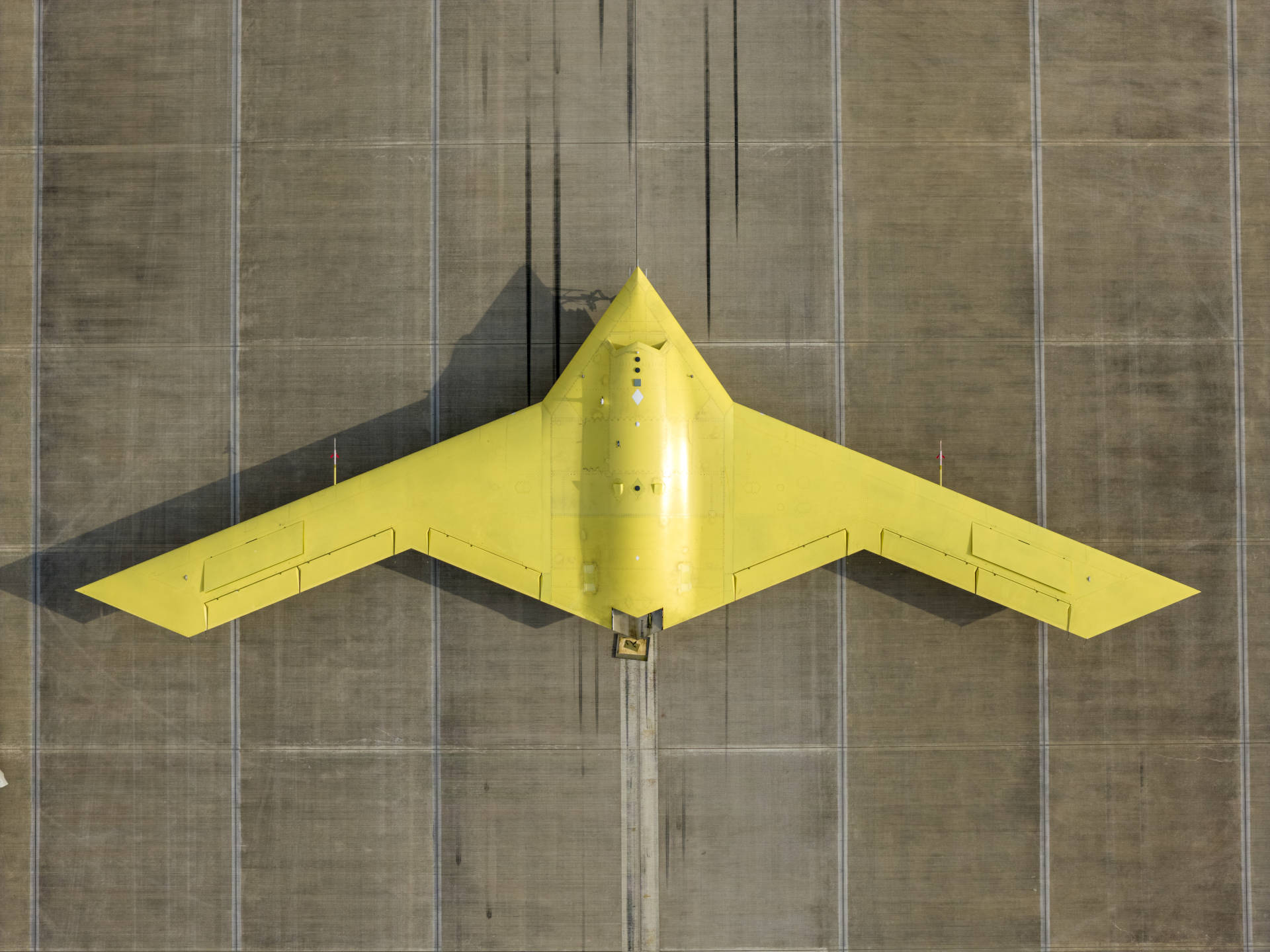 多张高清大图<strong></p>
<p>ZB.COM</strong>！新型高空高速长航时无人机彩虹-7近日成功首飞