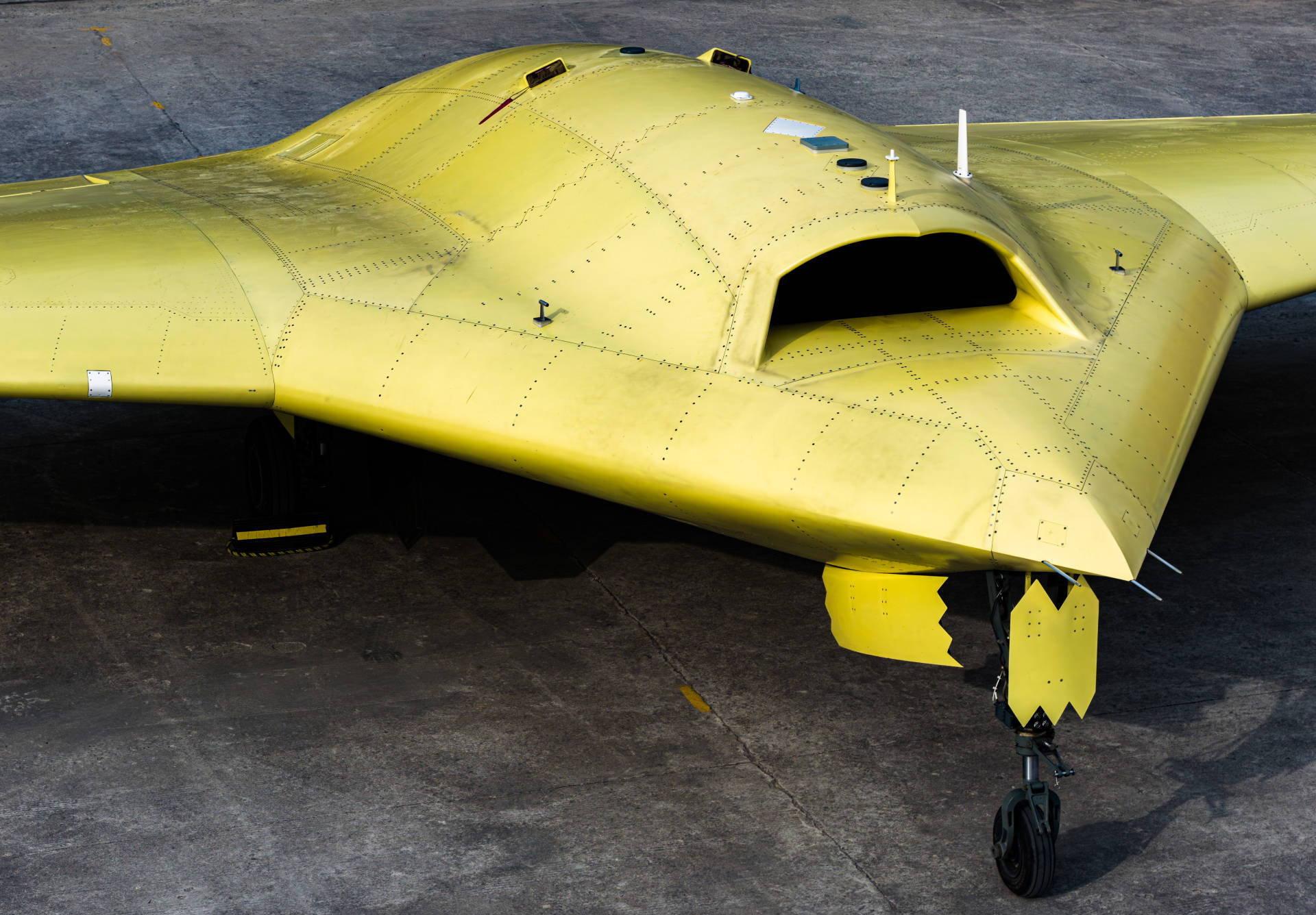 多张高清大图<strong></p>
<p>ZB.COM</strong>！新型高空高速长航时无人机彩虹-7近日成功首飞