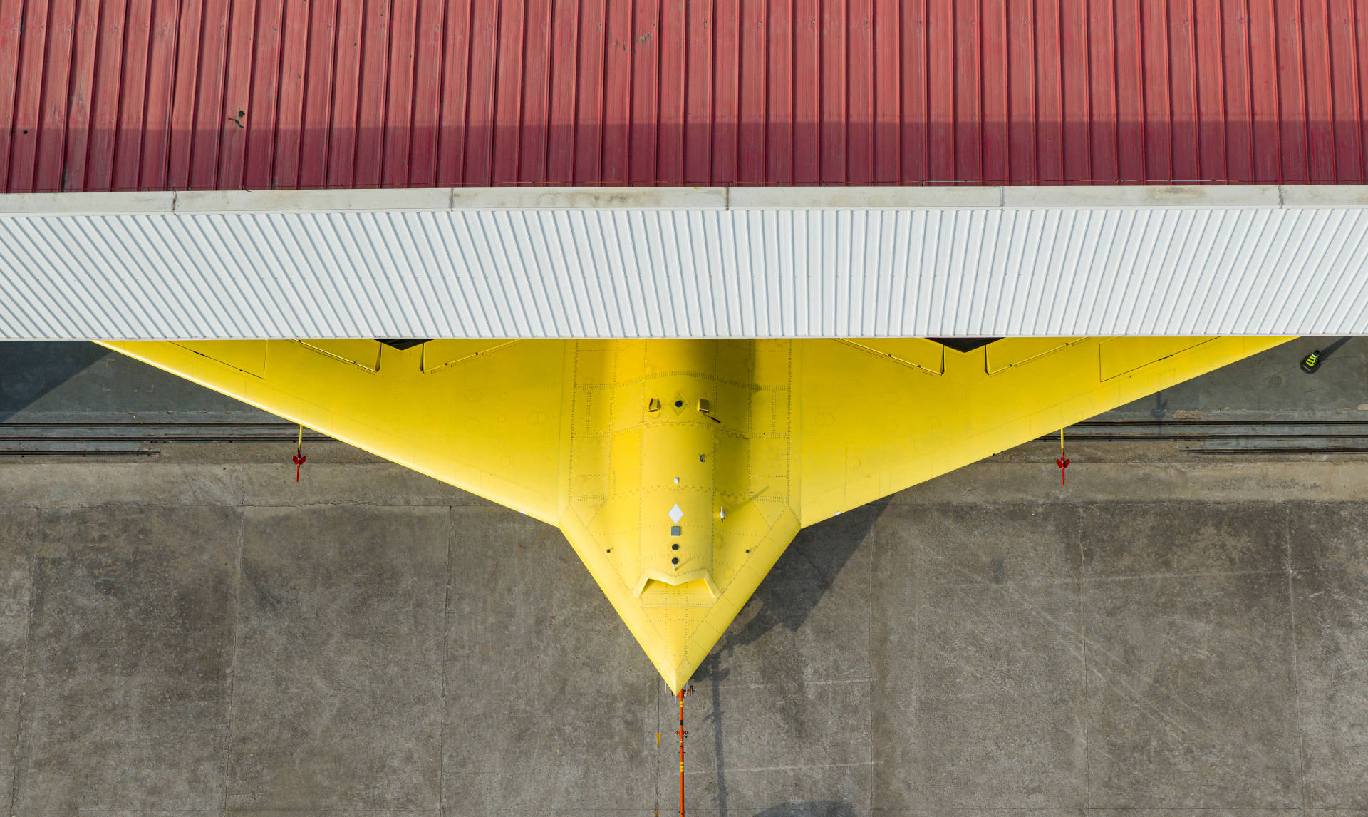 多张高清大图<strong></p>
<p>ZB.COM</strong>！新型高空高速长航时无人机彩虹-7近日成功首飞